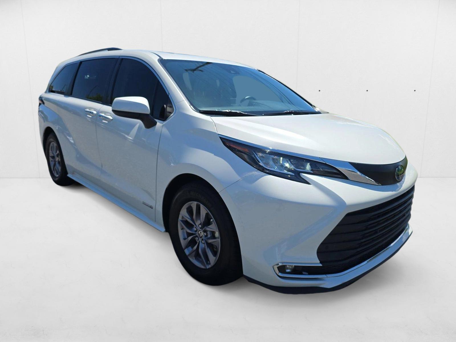2021 Toyota Sienna XLE photo 3