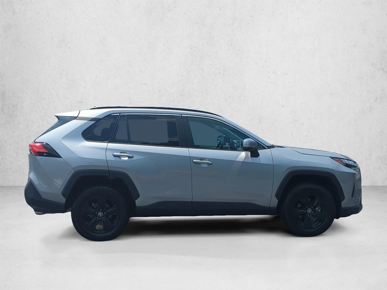 2024 Toyota RAV4 XLE photo 4