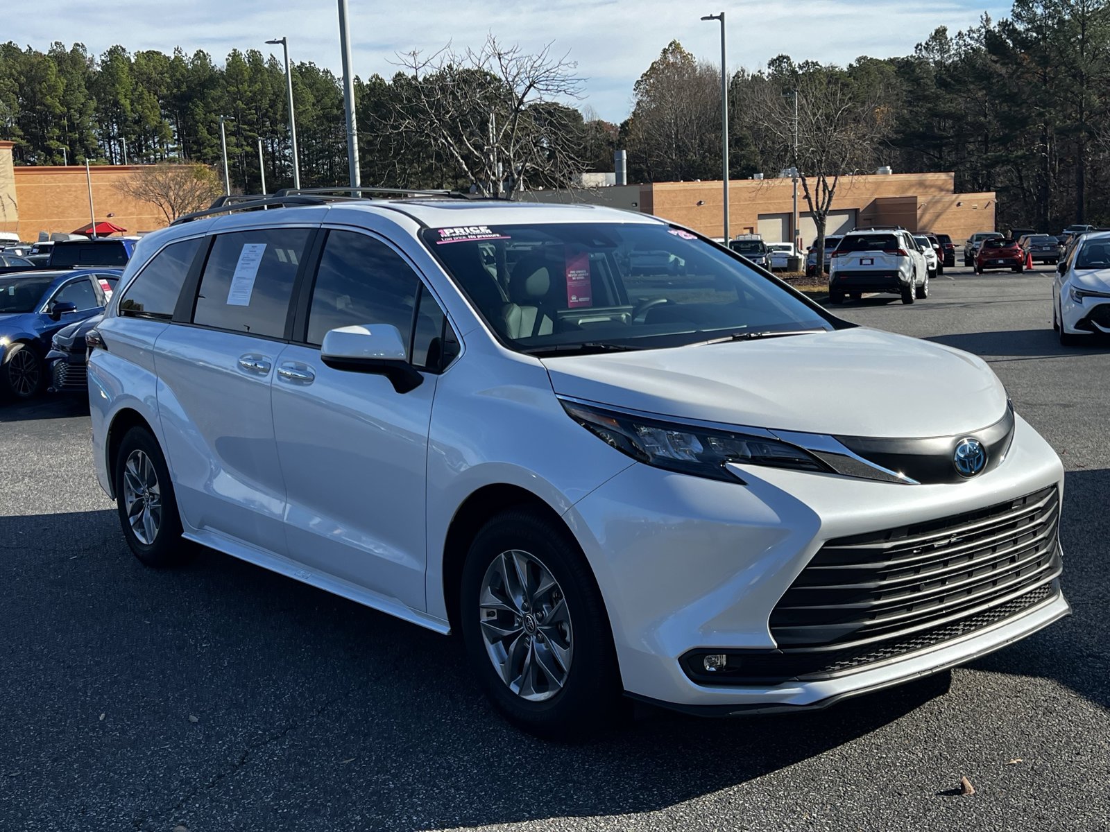 2025 Toyota Sienna XLE photo 3