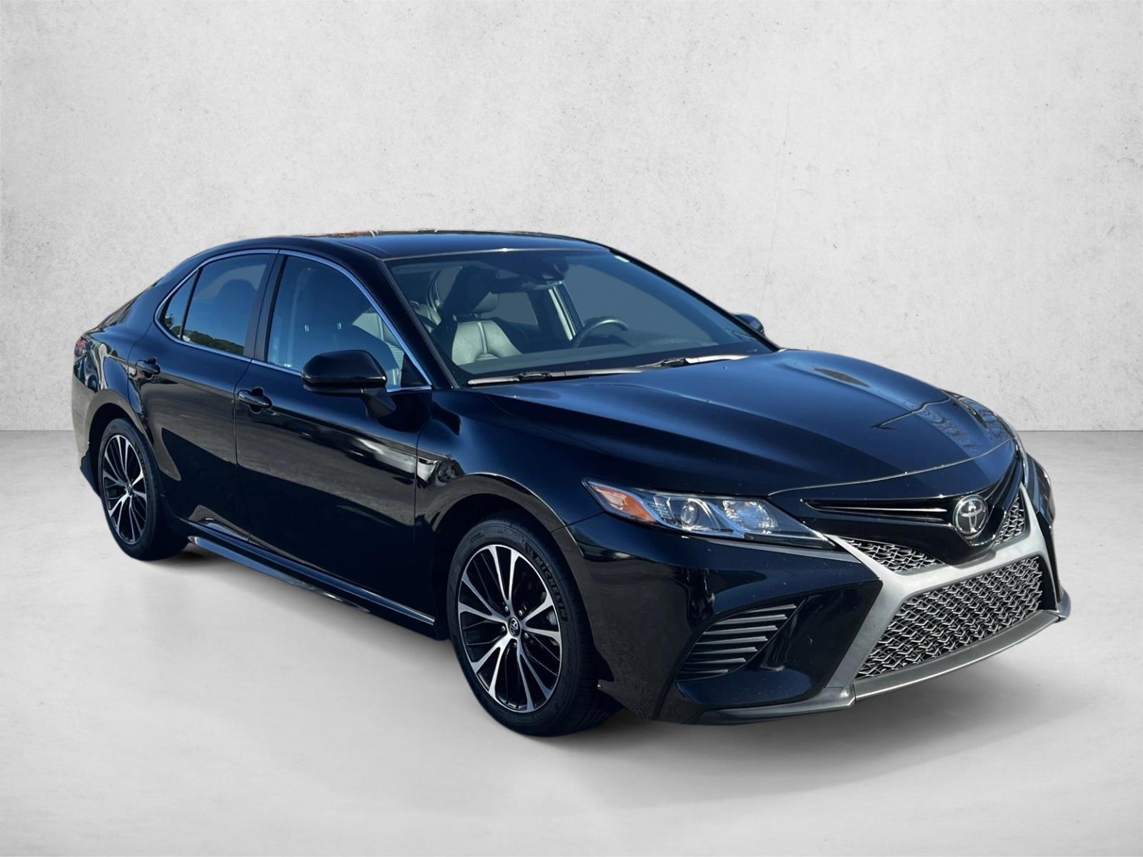 2019 Toyota Camry SE photo 3