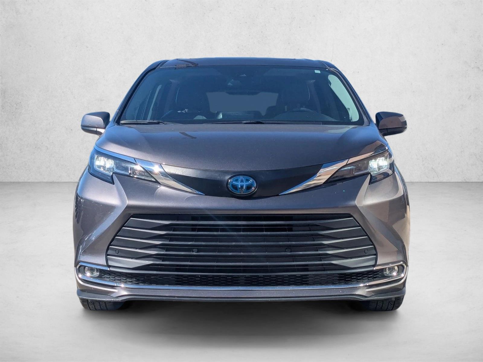 2021 Toyota Sienna XLE photo 2