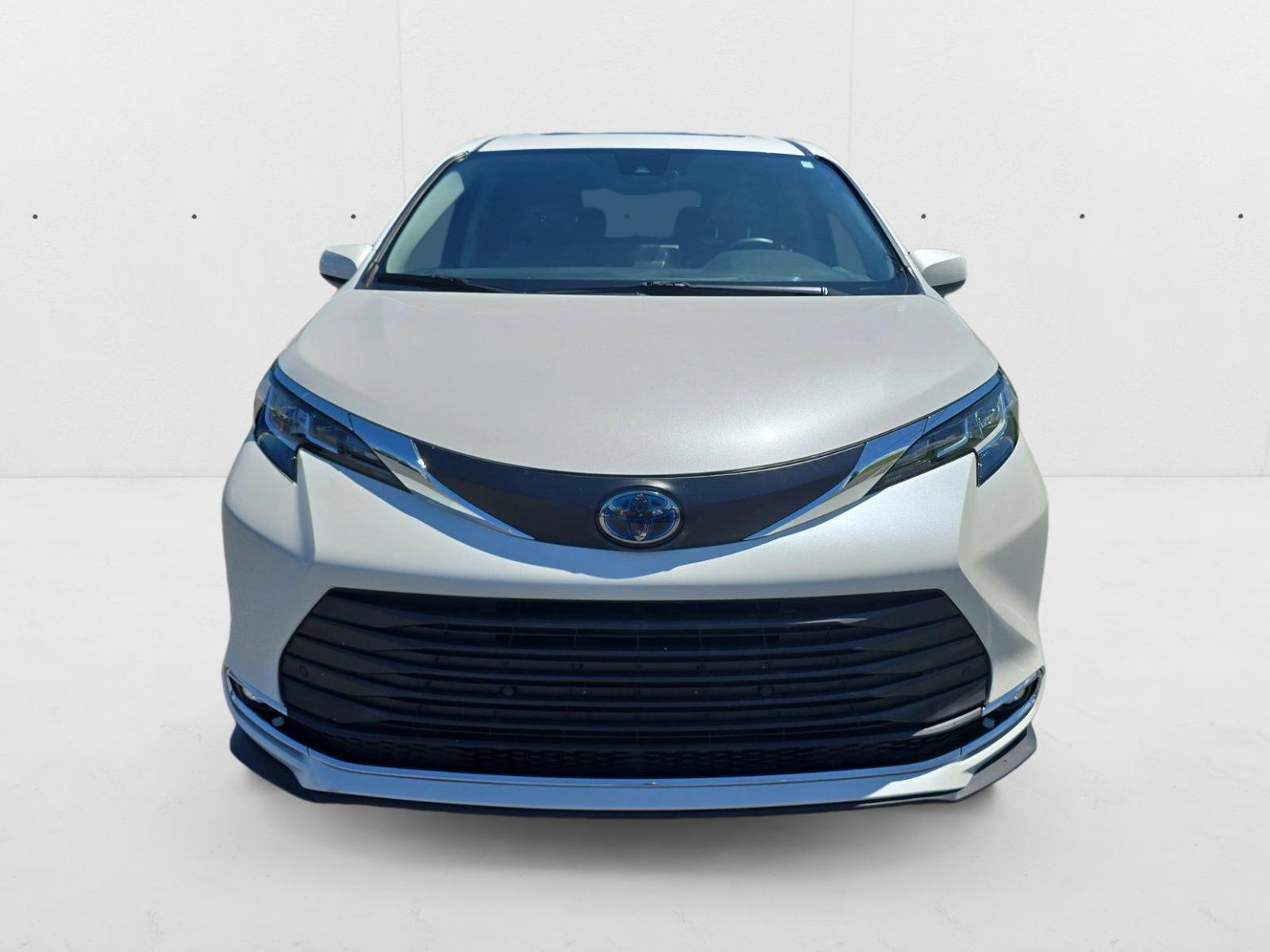 2021 Toyota Sienna XLE photo 2