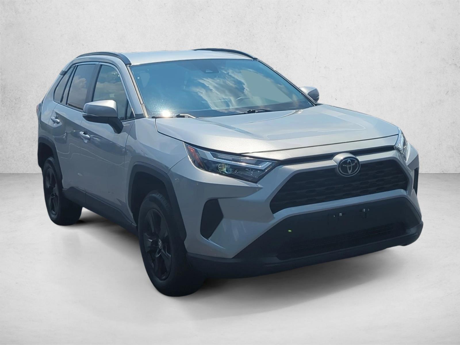 2024 Toyota RAV4 XLE photo 3