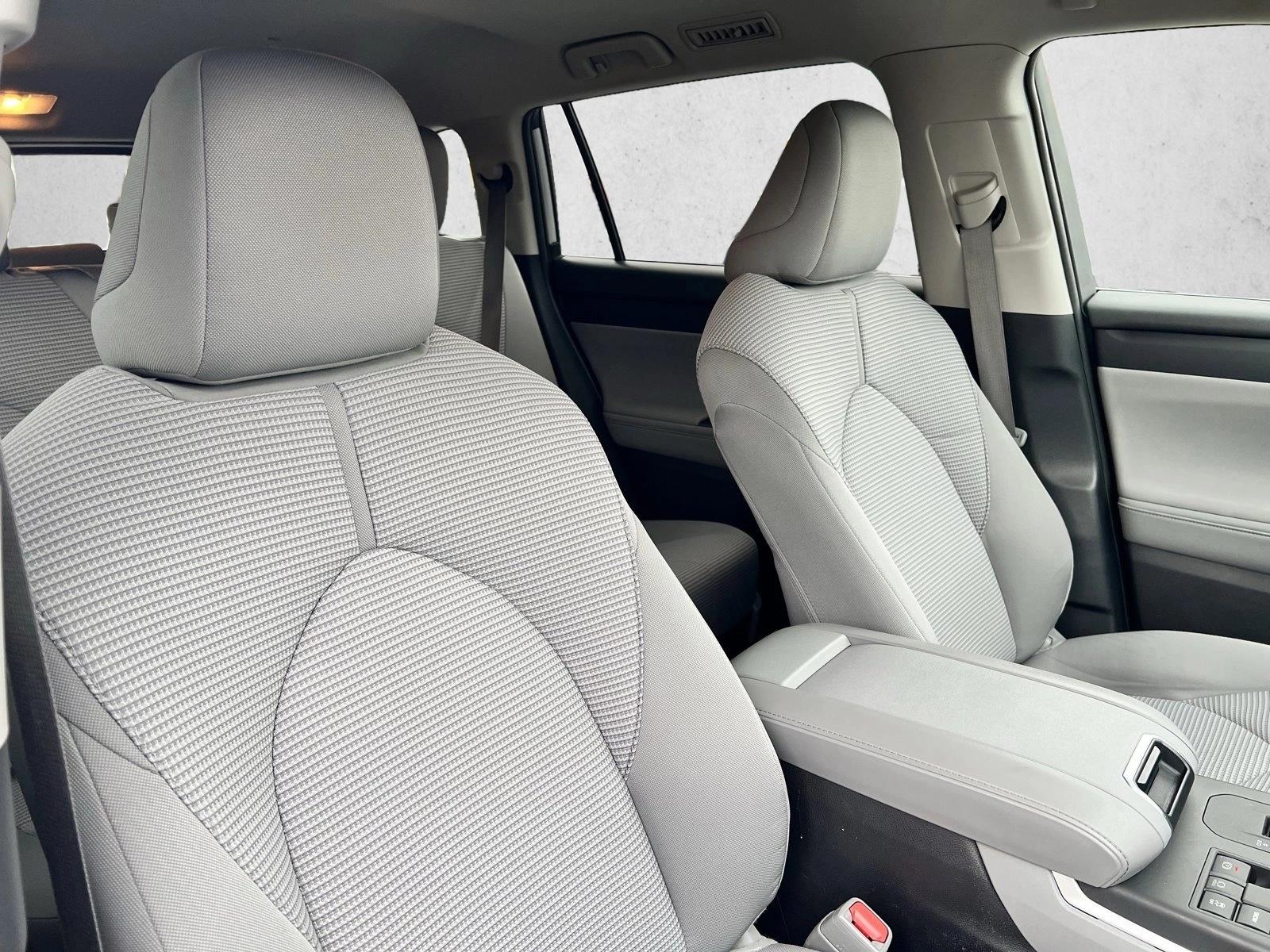 2024 Toyota Highlander LE - Photo 24