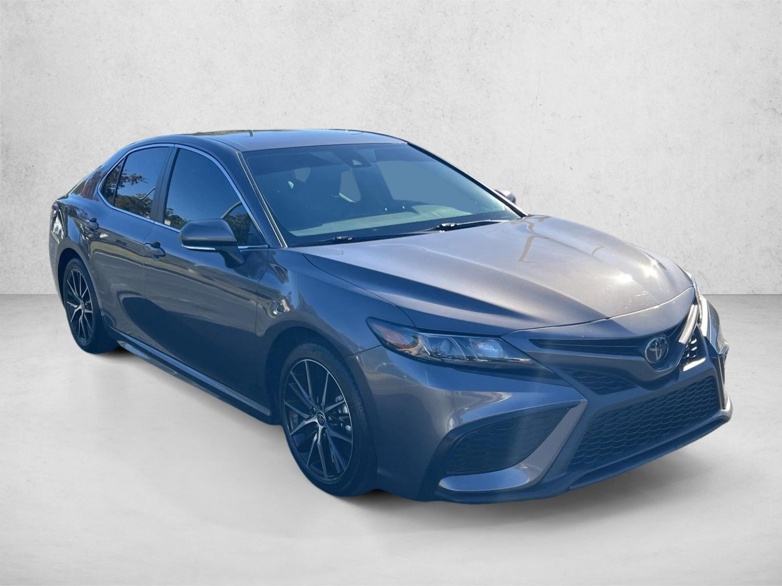 2022 Toyota Camry SE photo 3
