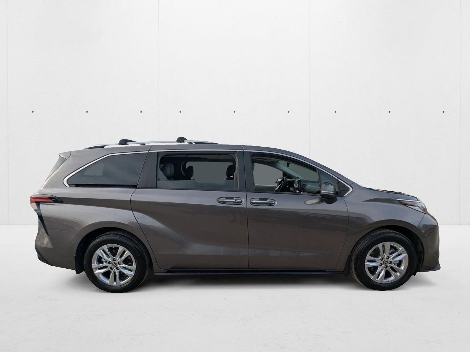 2024 Toyota Sienna Limited photo 4