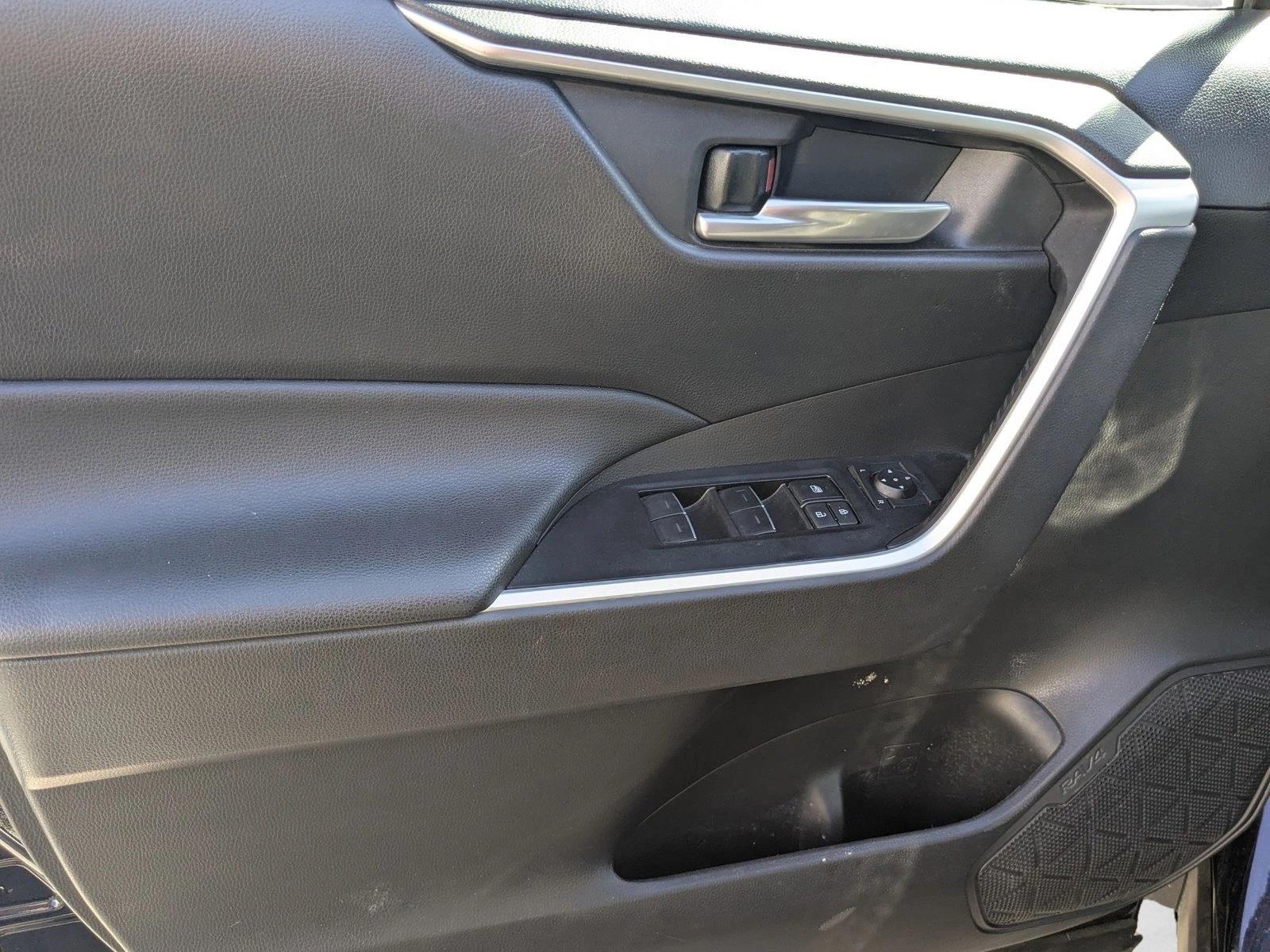 2023 Toyota RAV4 XLE photo 4