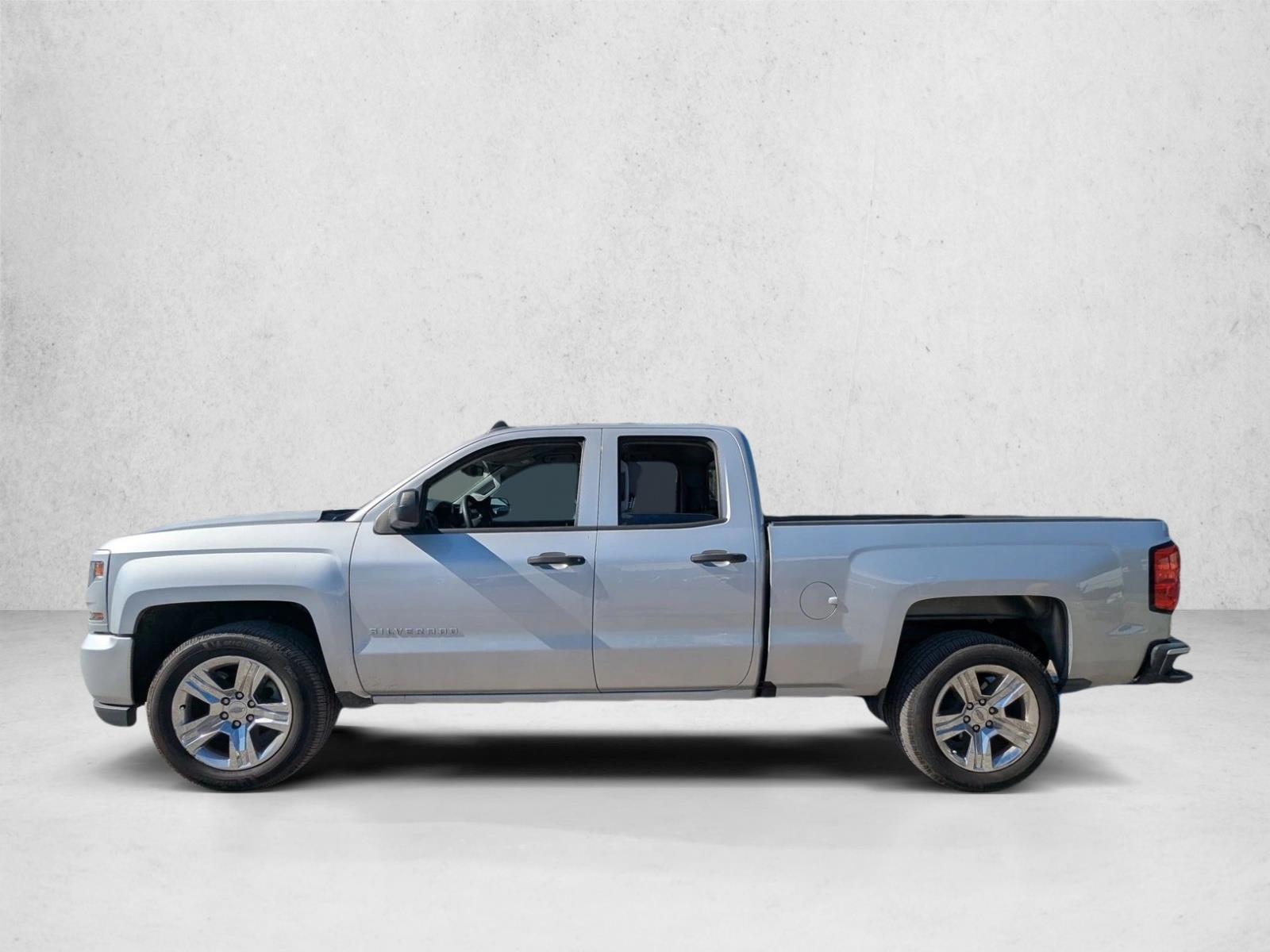 2018 Chevrolet Silverado 1500 Custom photo 2