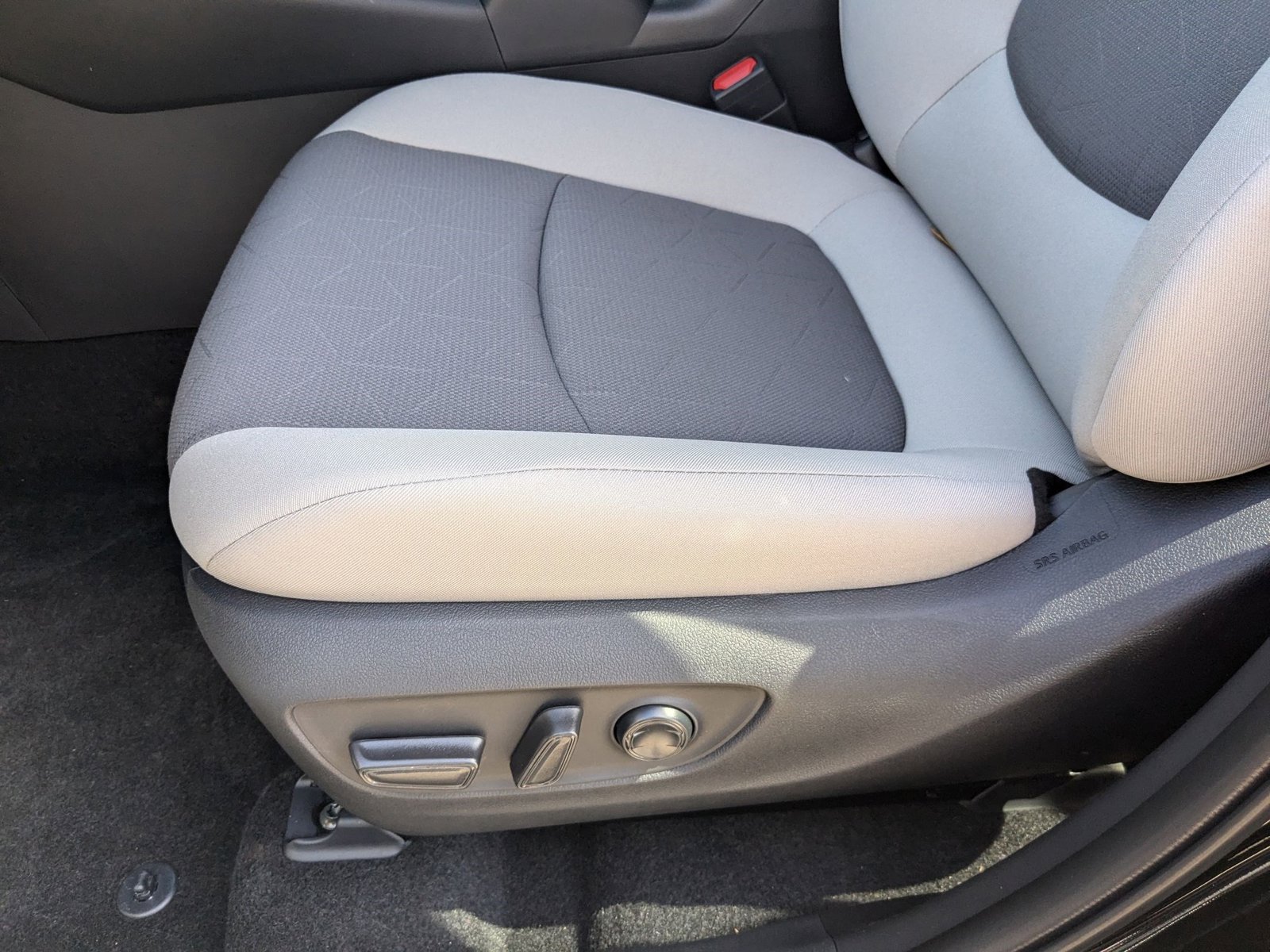 2025 Toyota RAV4 XLE photo 4