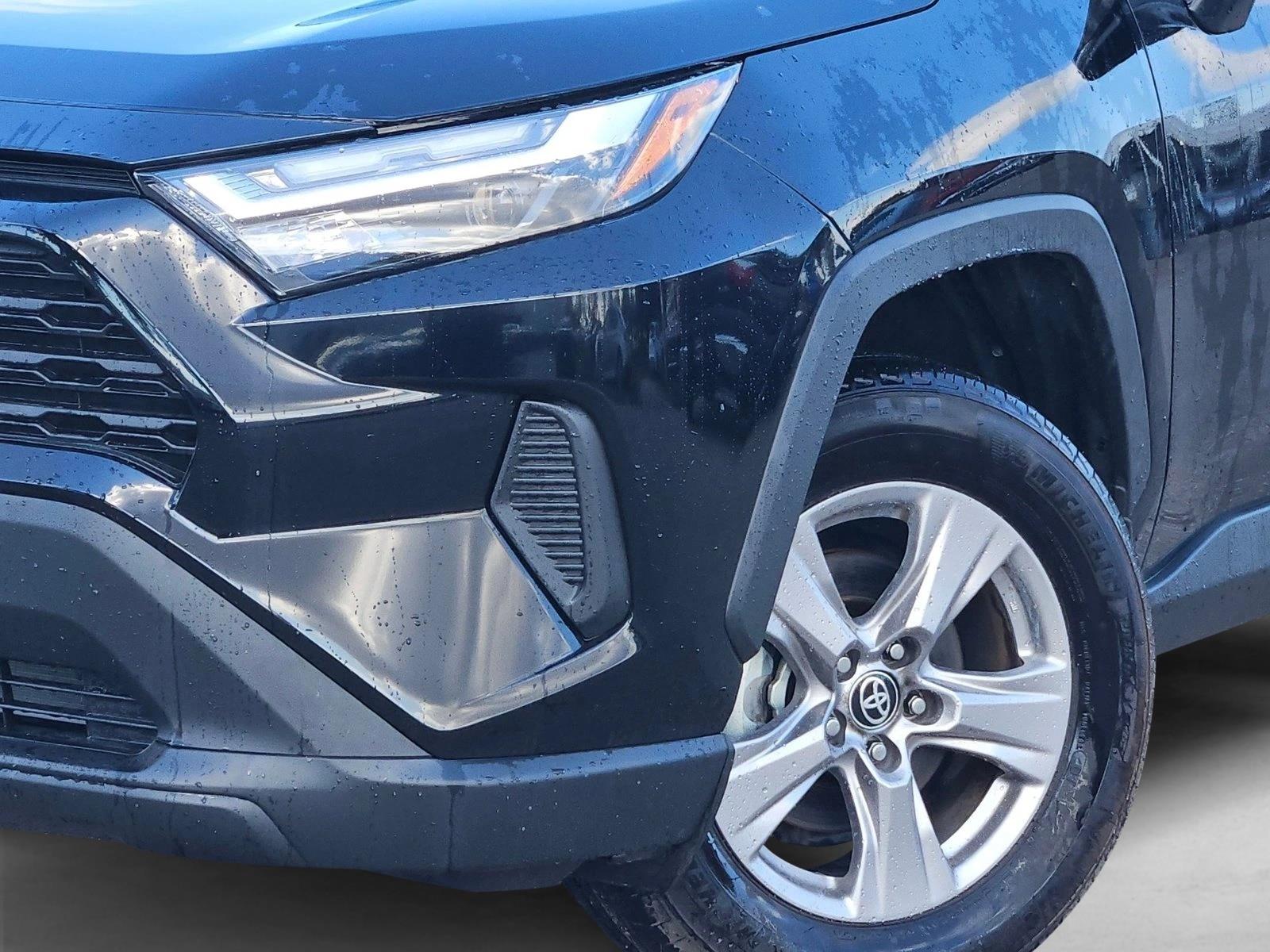 2025 Toyota RAV4 XLE photo 4