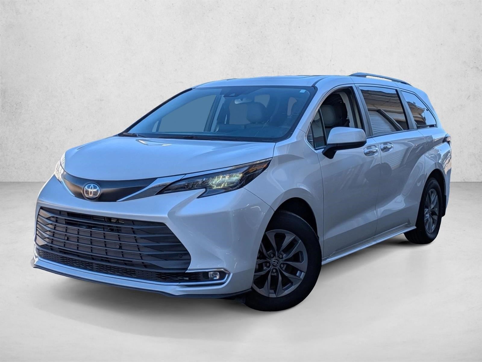 2024 Toyota Sienna XLE's photo