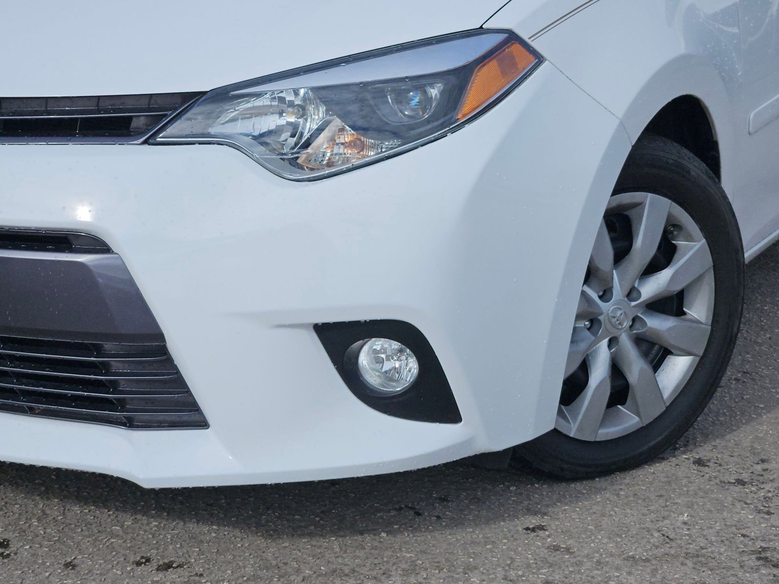 2015 Toyota Corolla LE photo 3