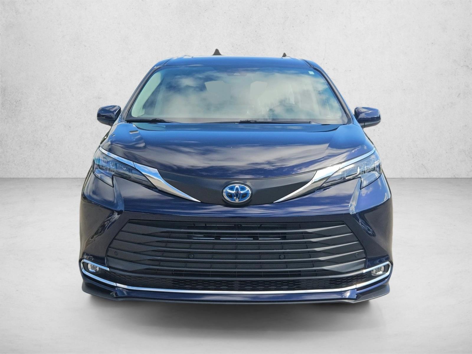 2024 Toyota Sienna XLE photo 2