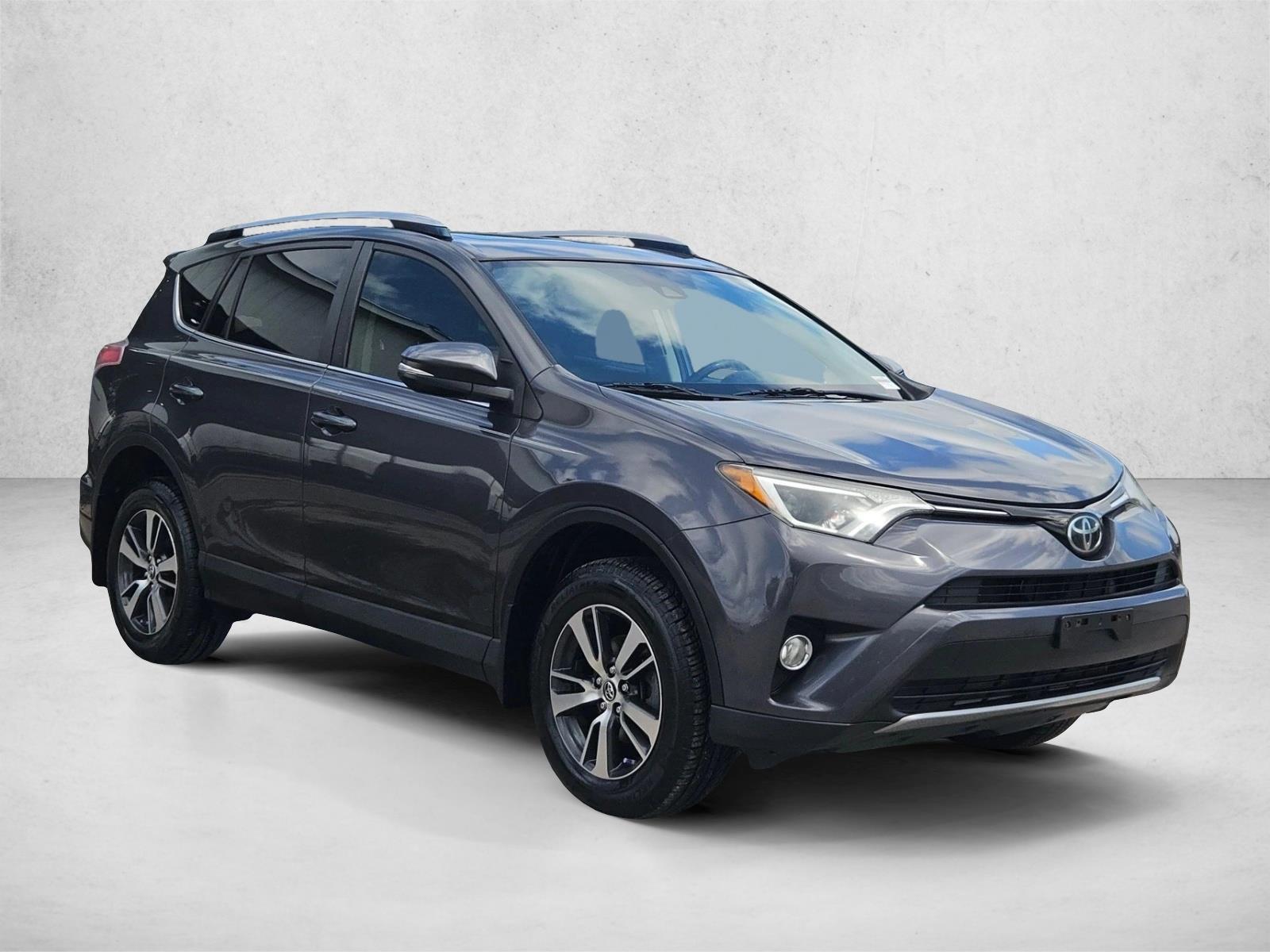 2017 Toyota RAV4 XLE photo 3