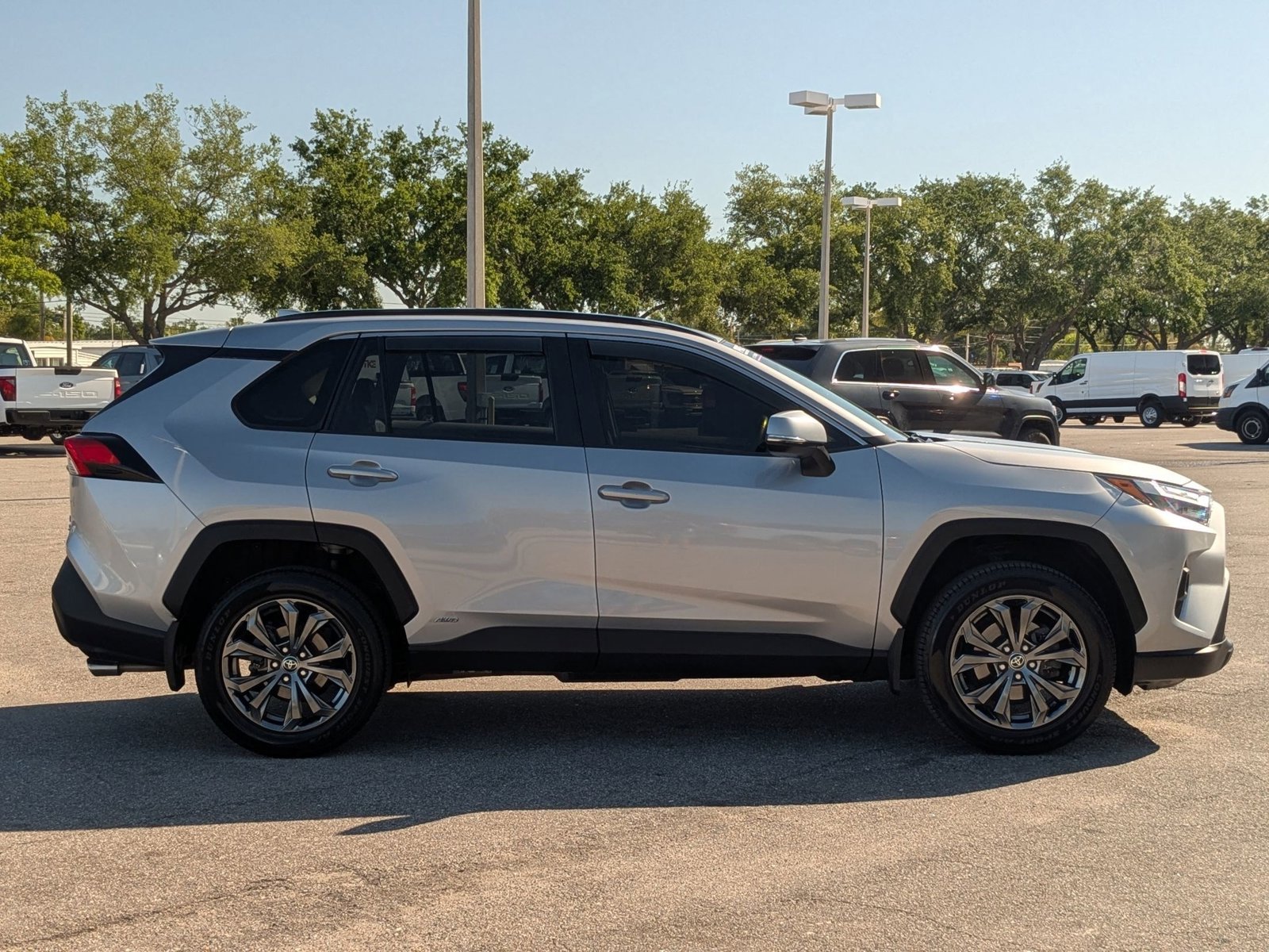 2022 Toyota RAV4 Hybrid XLE Premium photo 3