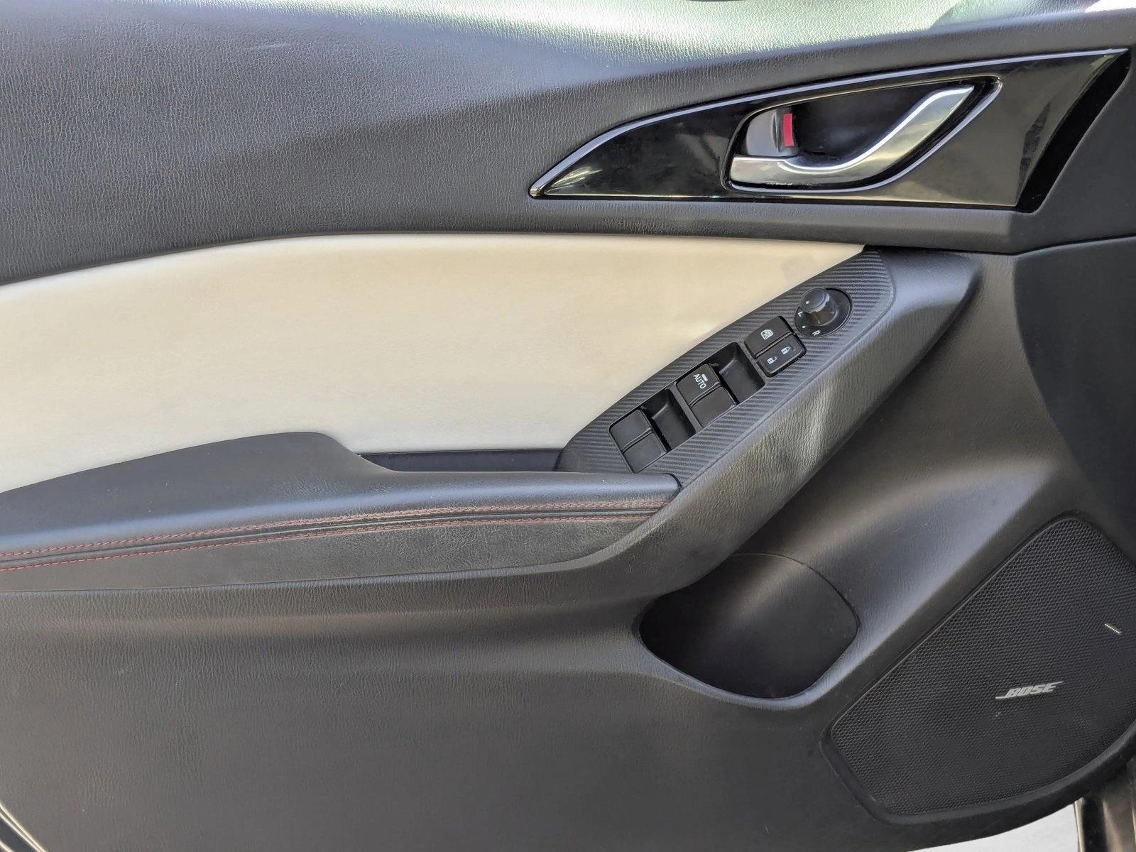 2016 Mazda Mazda3 s Grand Touring Hatchback photo 4