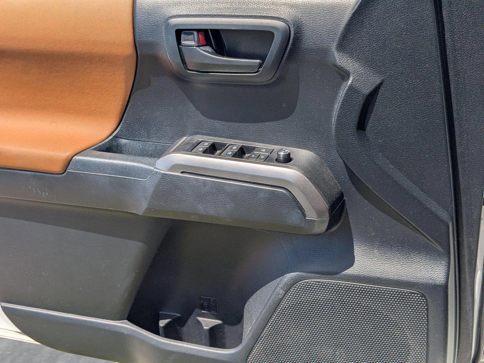 2016 Toyota Tacoma SR5 photo 4