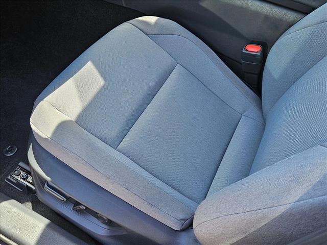 2025 Toyota Camry LE SE photo 4