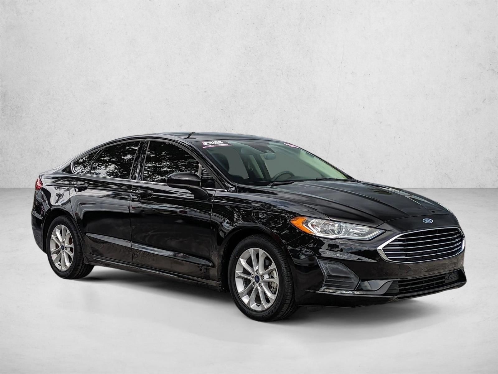 2020 Ford Fusion SE photo 2