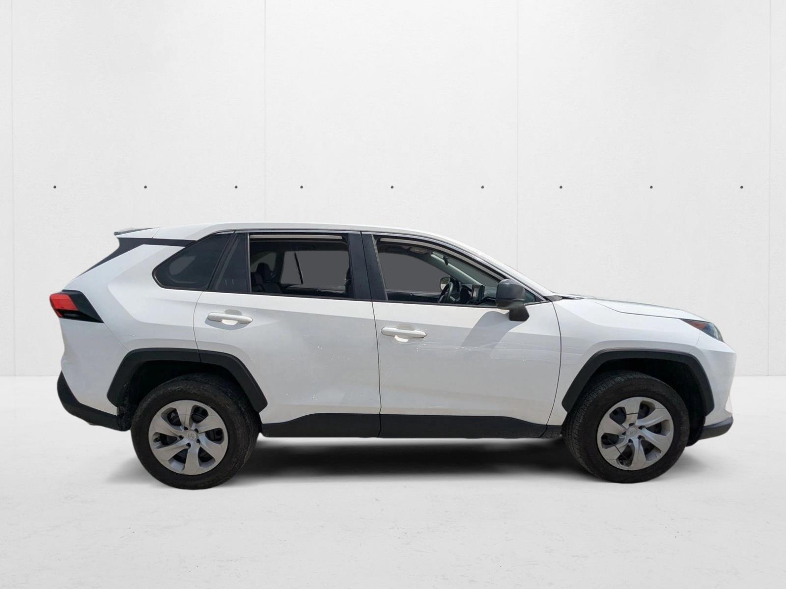 2022 Toyota RAV4 LE photo 3
