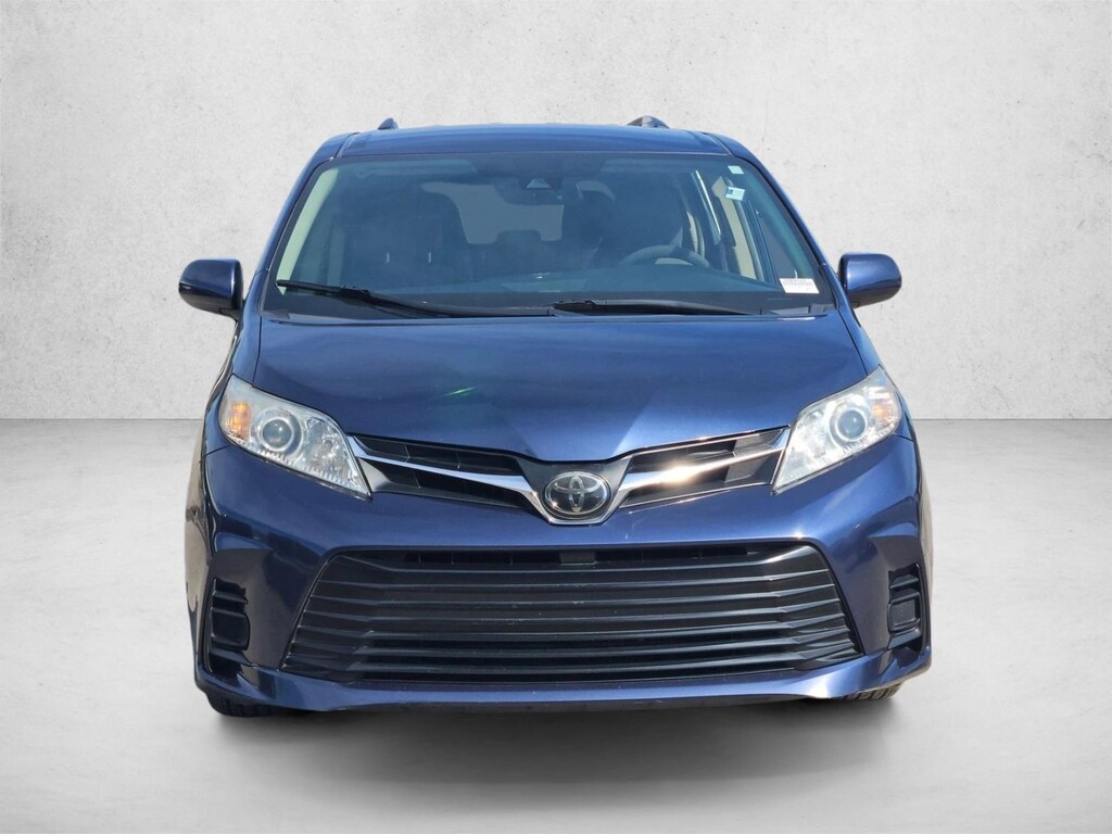 Used 2018 Toyota Sienna LE 7 Passenger Auto Access Seat Van Passenger Van