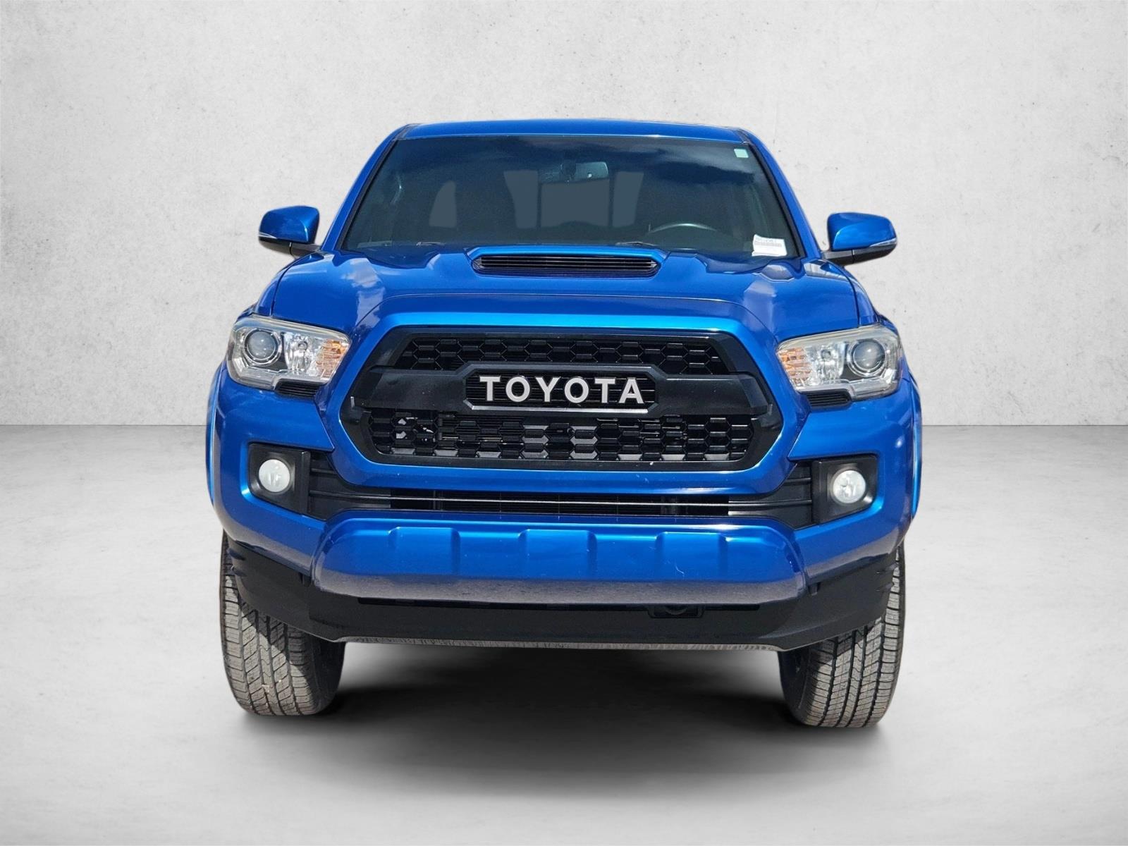 2017 Toyota Tacoma TRD Sport V6 photo 2