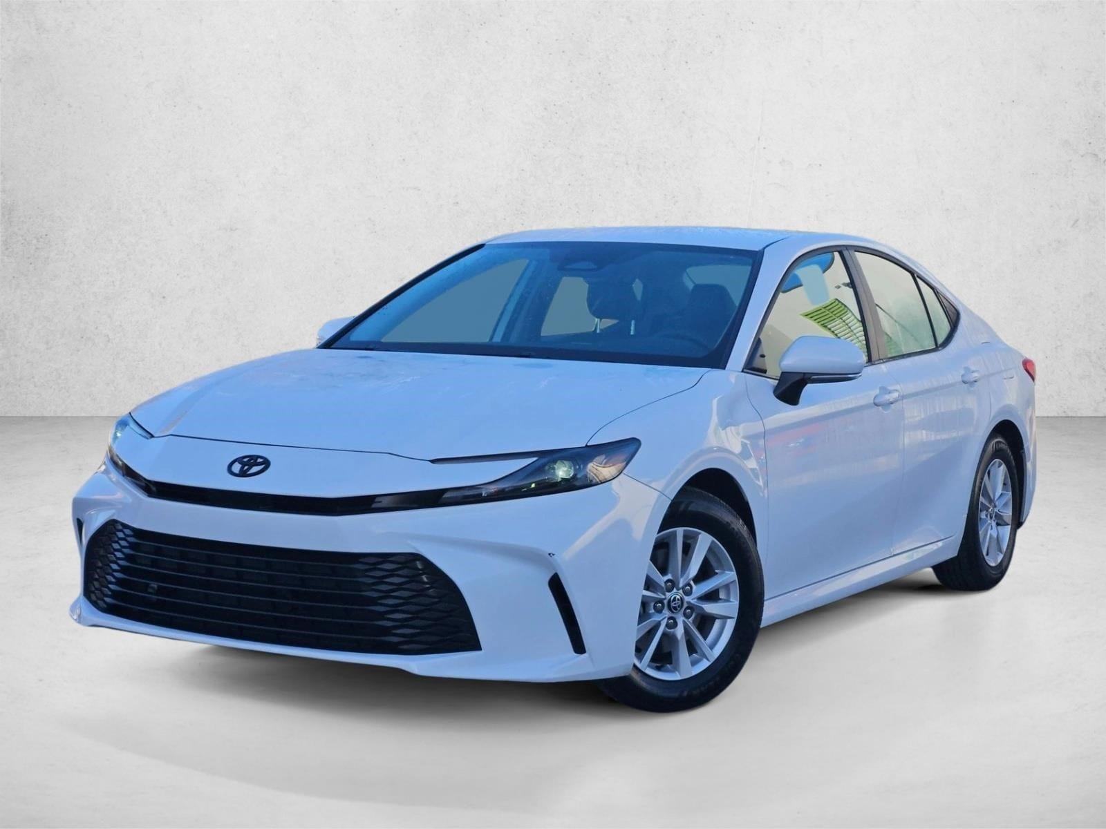 2025 Toyota Camry LE's photo