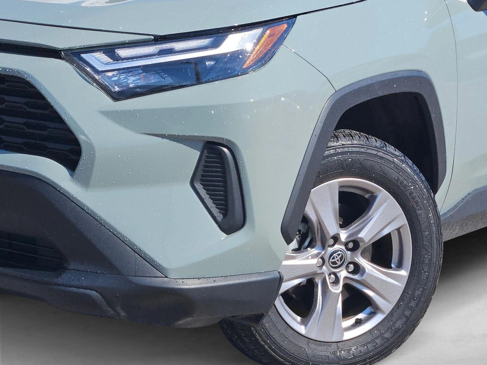 2023 Toyota RAV4 XLE photo 4