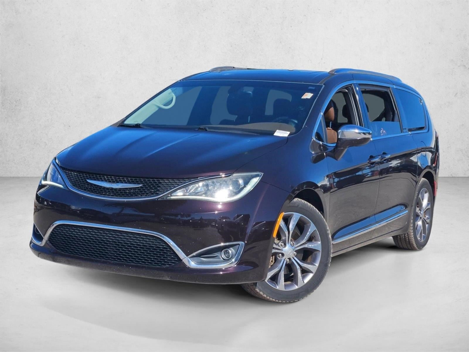 2017 Chrysler Pacifica Limited's photo