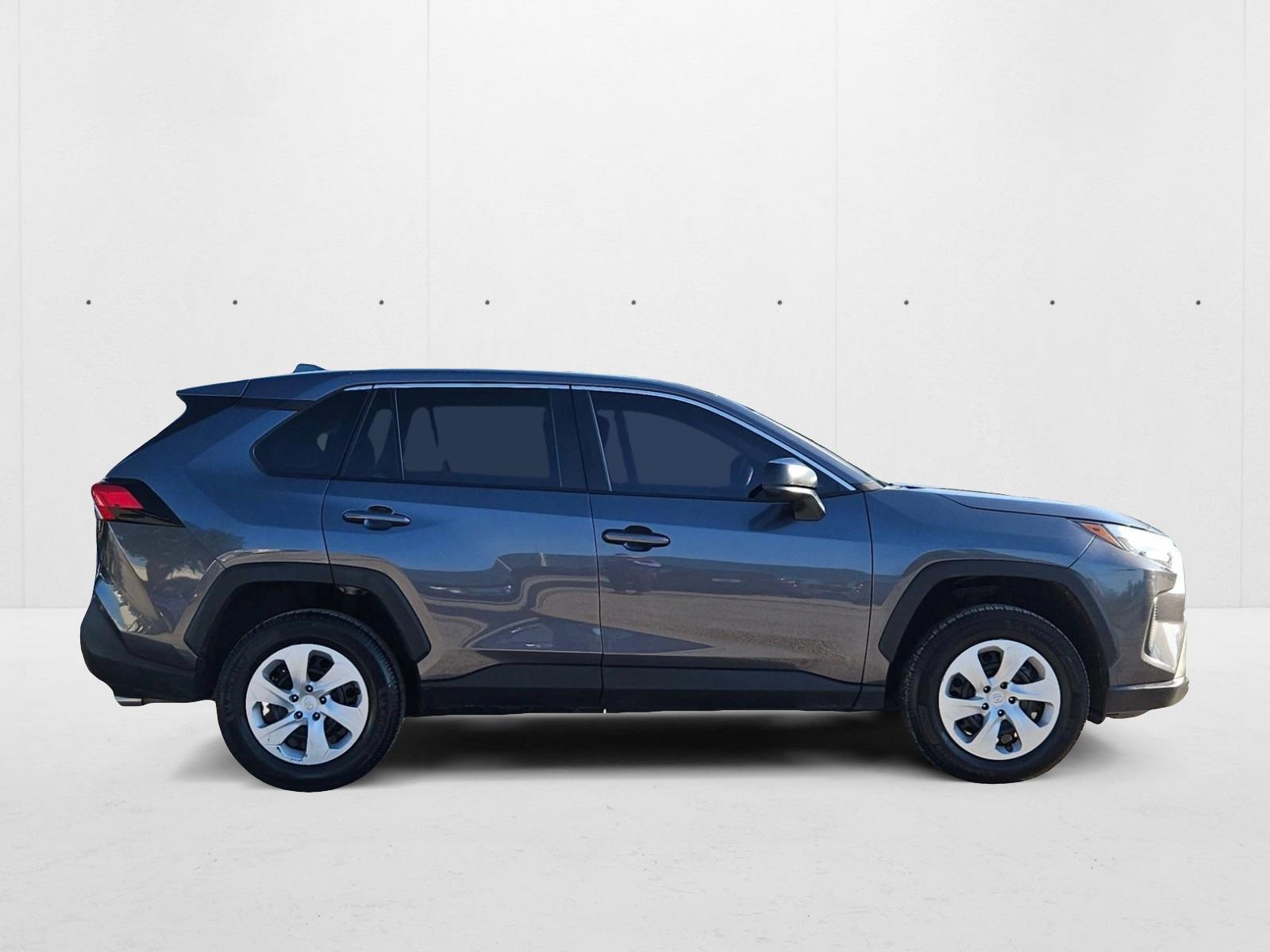2023 Toyota RAV4 LE photo 3