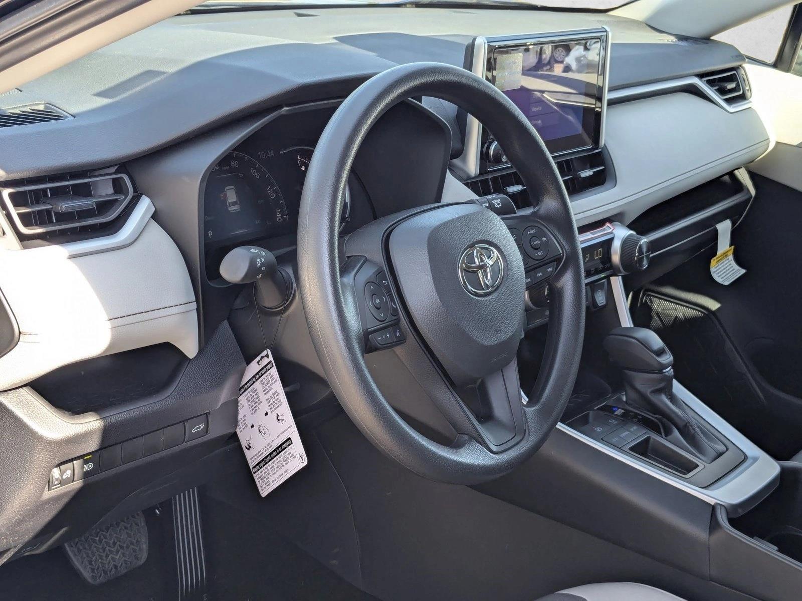 2025 Toyota RAV4 XLE photo 3