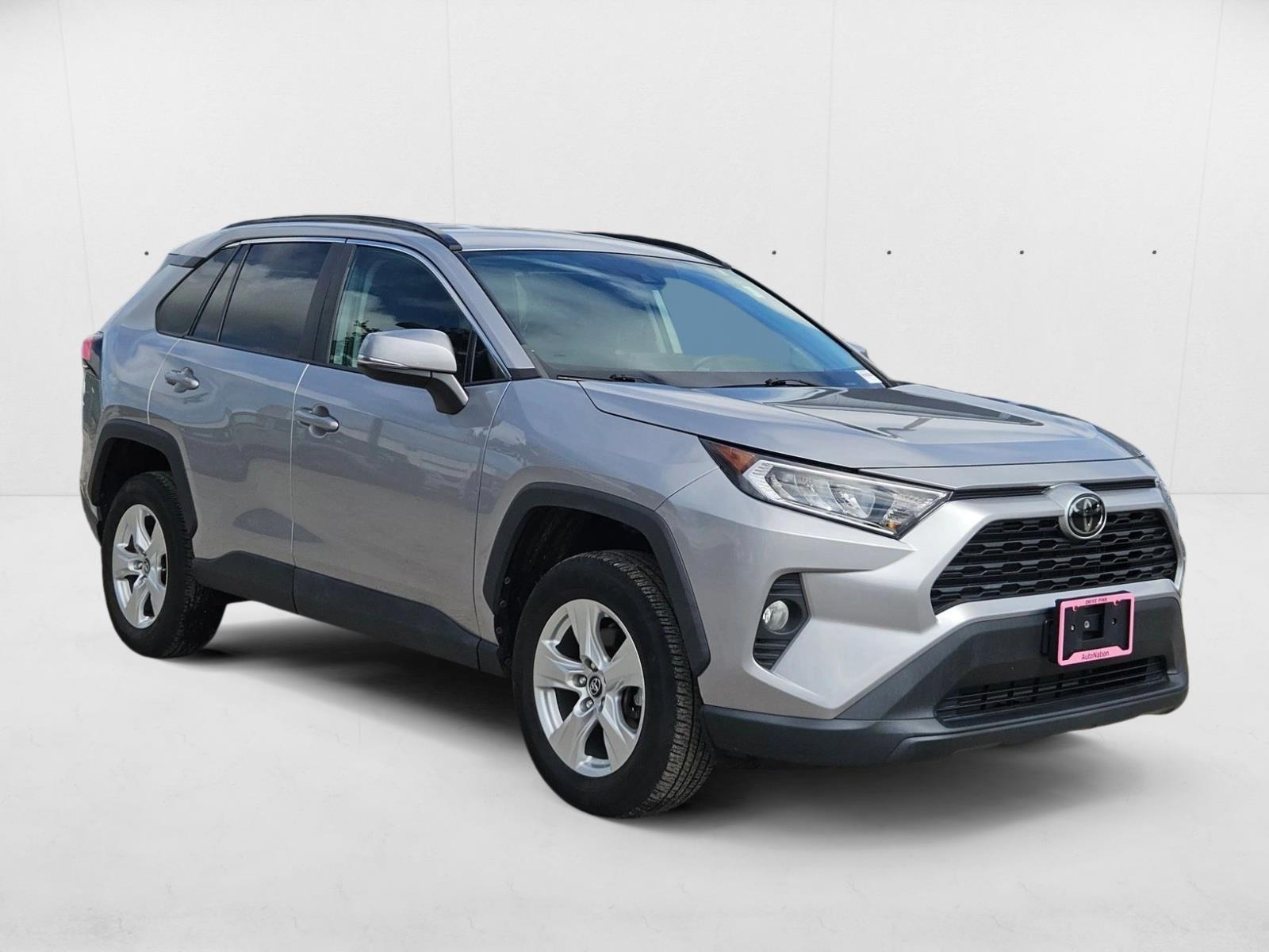 2020 Toyota RAV4 XLE photo 3