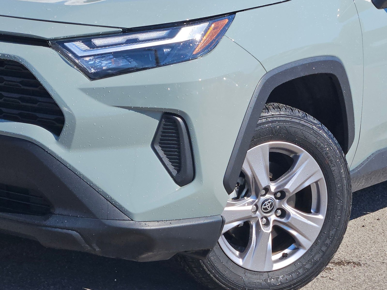 2023 Toyota RAV4 XLE photo 4