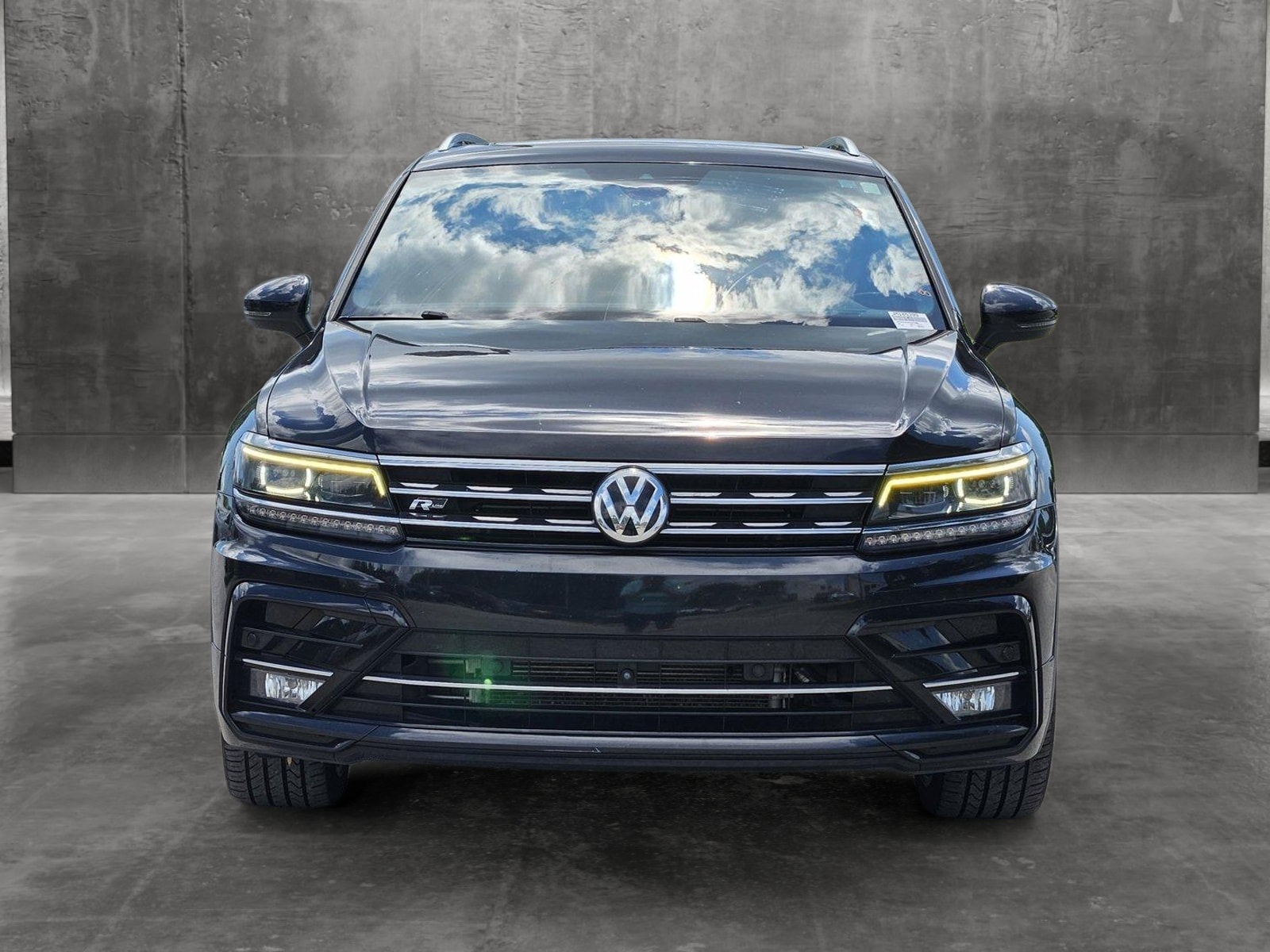 Used 2018 Volkswagen Tiguan SEL Premium with VIN 3VV5B7AX8JM185399 for sale in Pinellas Park, FL