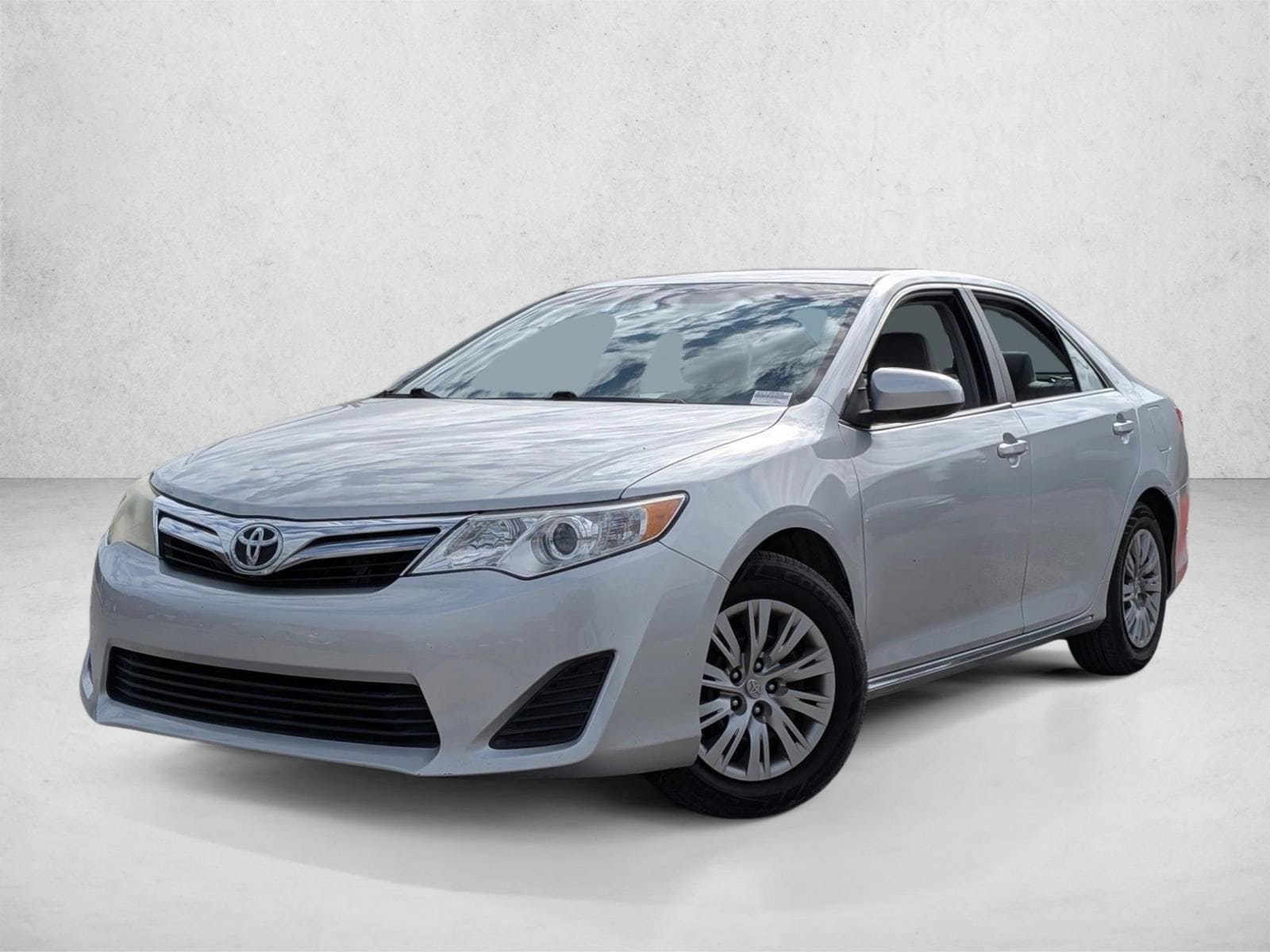 2014 Toyota Camry LE's photo