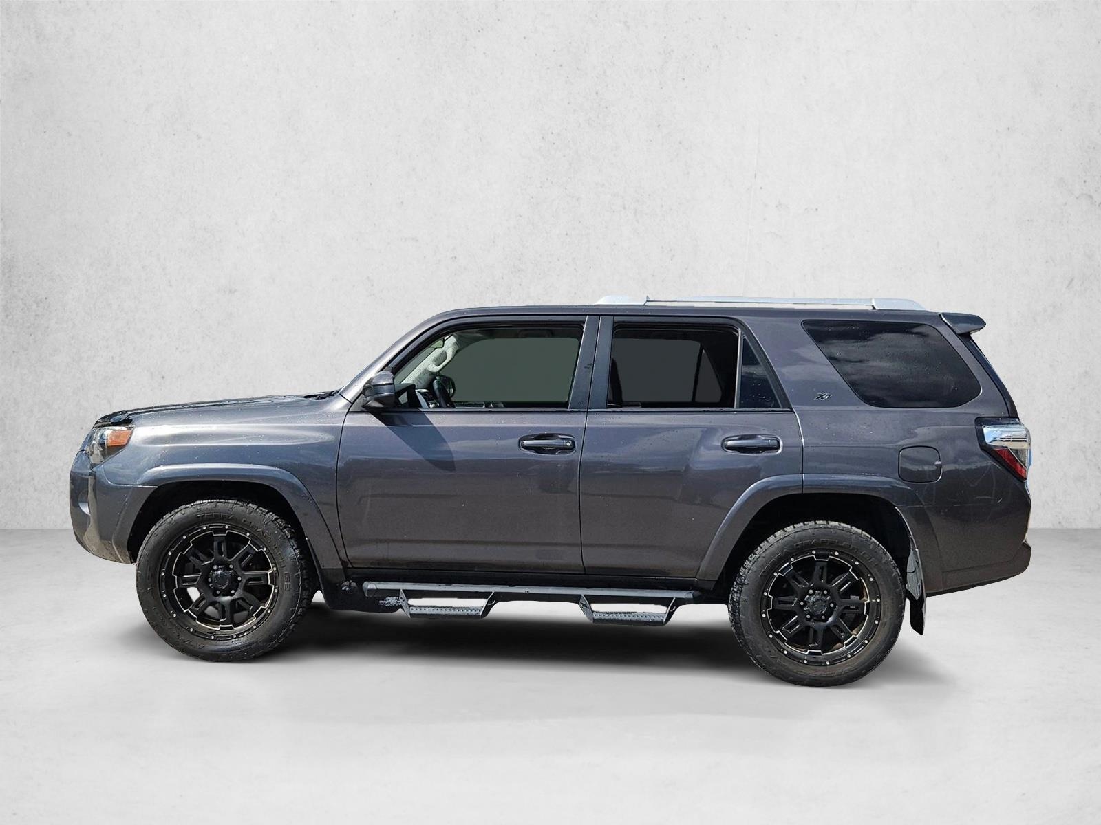 2017 Toyota 4Runner SR5 photo 3