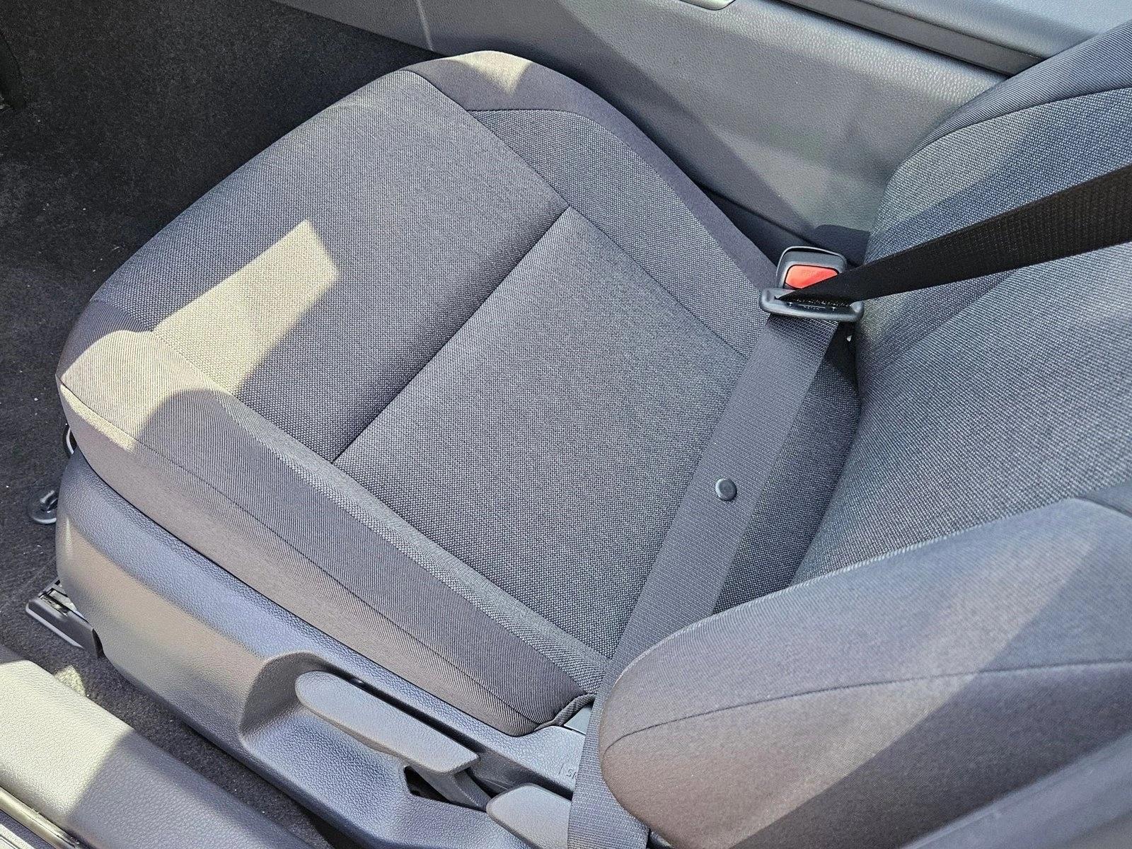 2025 Toyota Camry LE SE photo 4