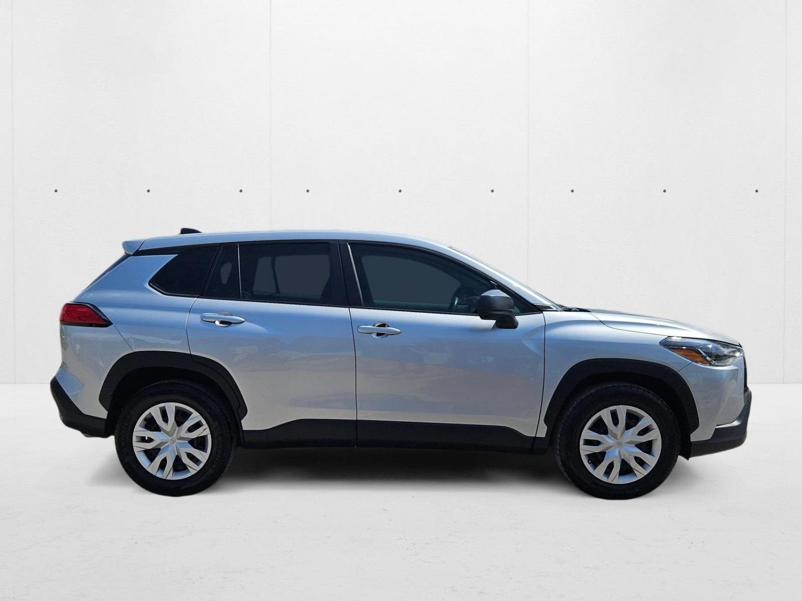 2023 Toyota Corolla Cross L photo 2