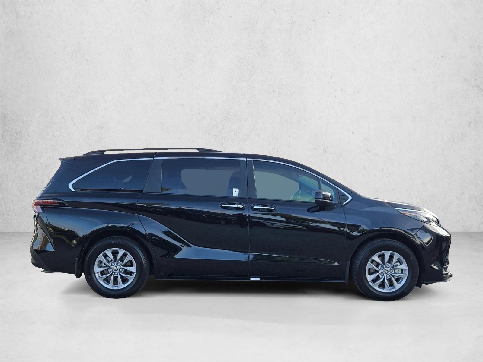 2025 Toyota Sienna XLE photo 4