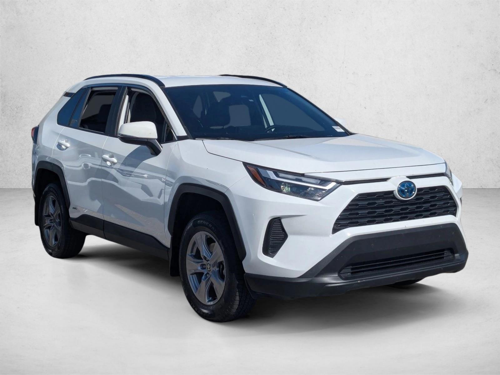 2022 Toyota RAV4 Hybrid XLE photo 2
