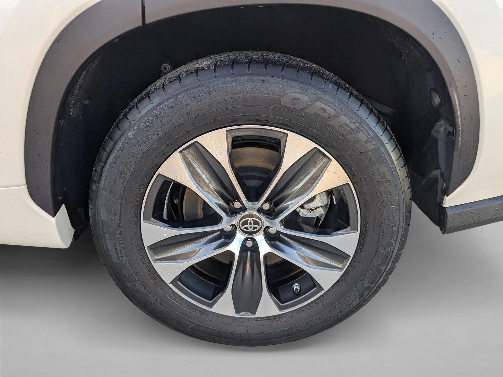 2020 Toyota Highlander XLE photo 3