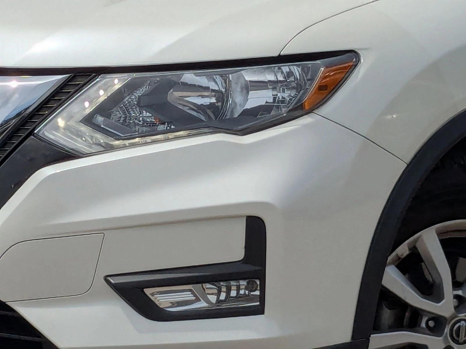 2017 Nissan Rogue SV photo 2