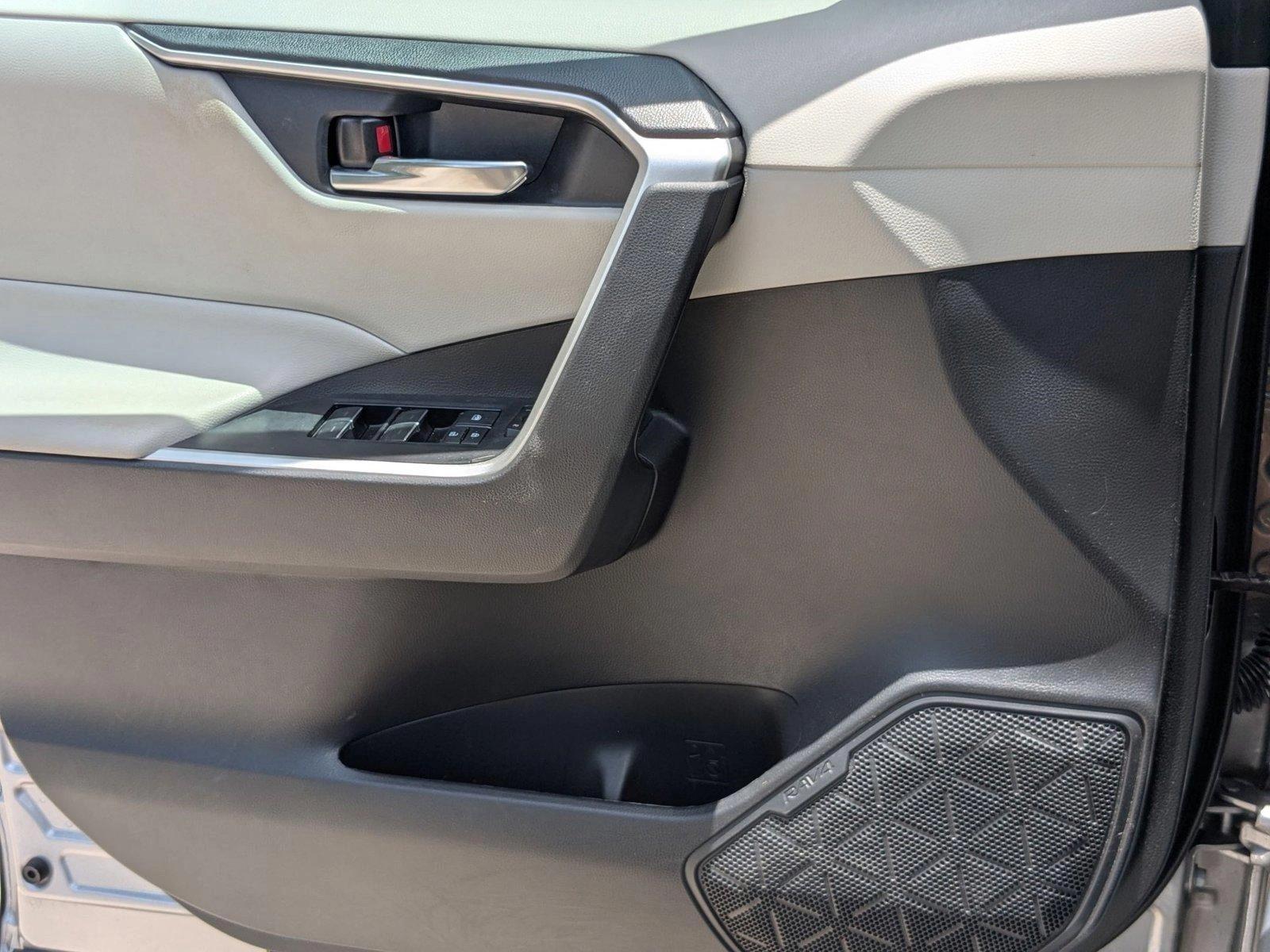 2022 Toyota RAV4 XLE photo 4