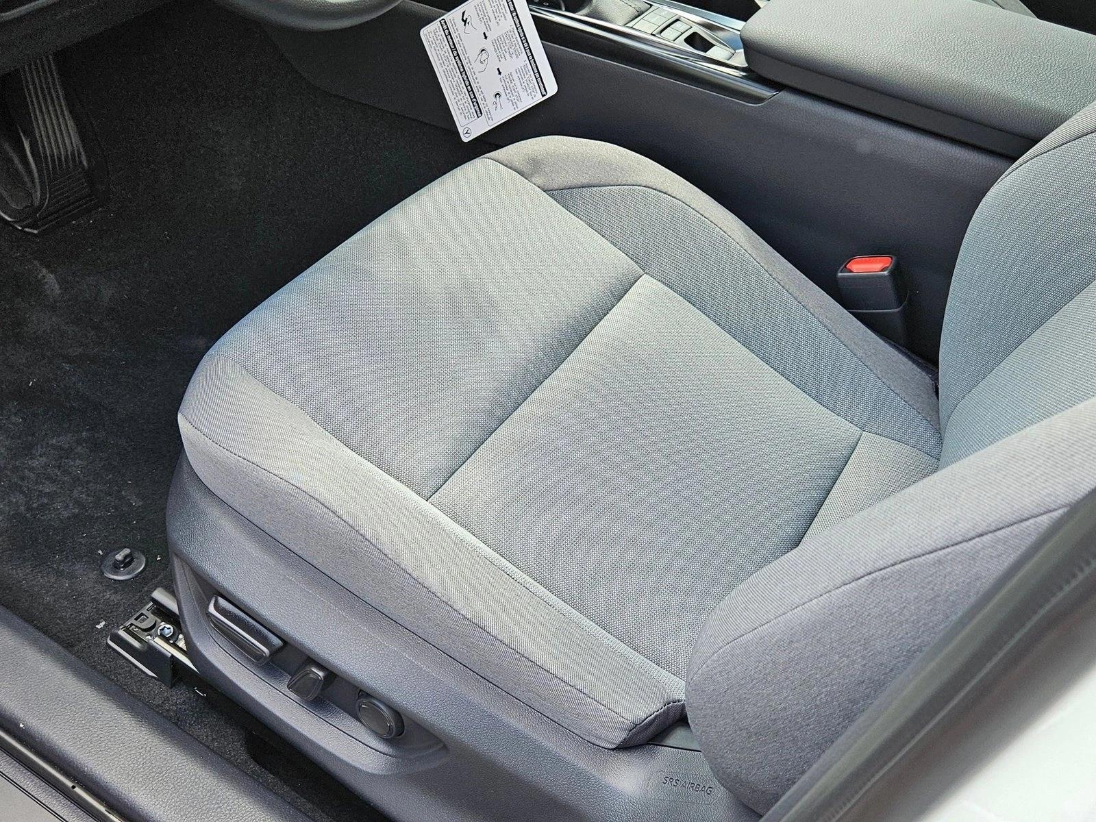 2025 Toyota Camry LE SE photo 4