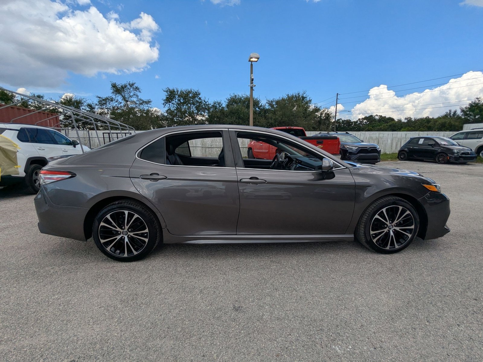 2018 Toyota Camry SE photo 4