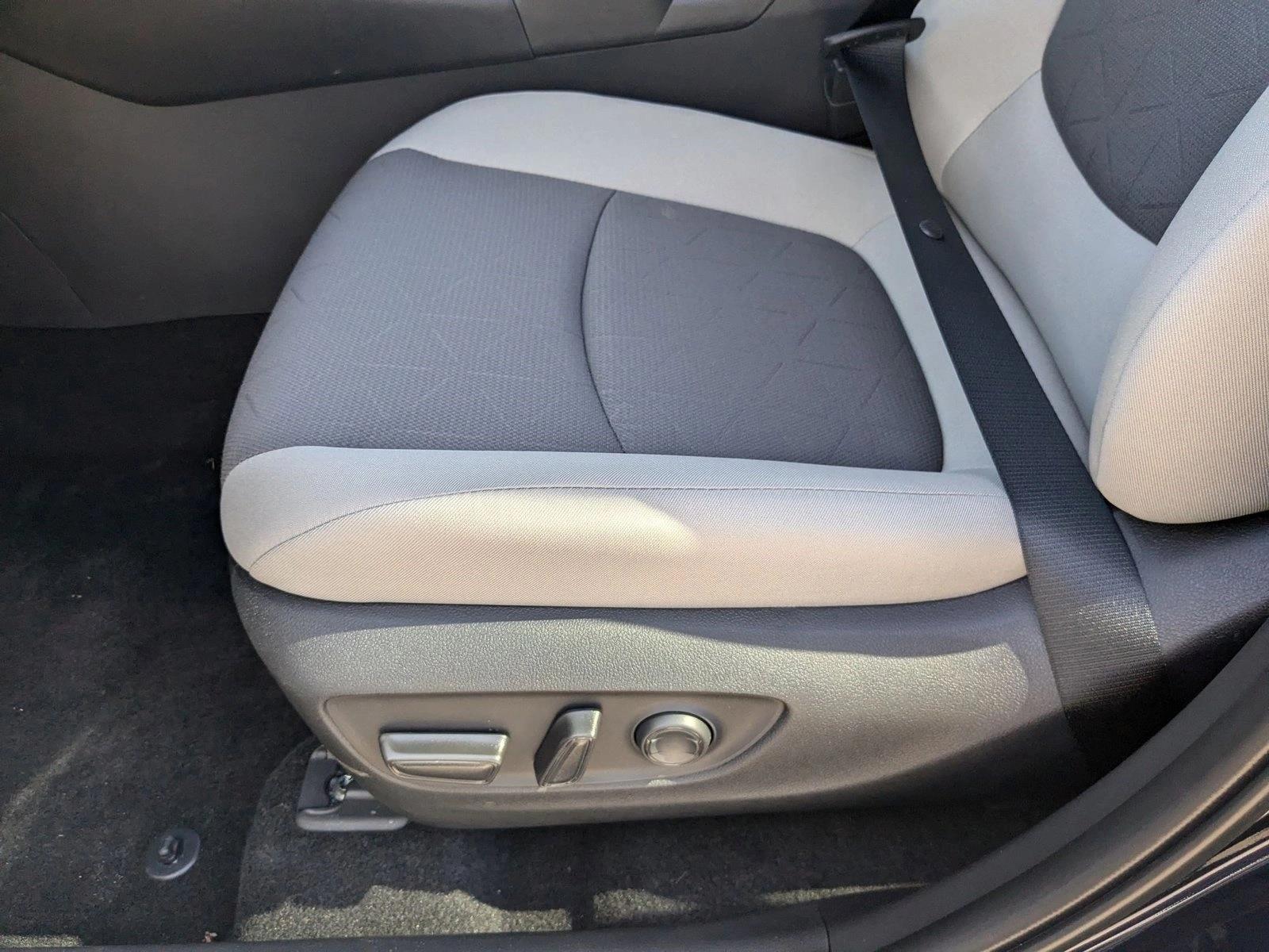 2025 Toyota RAV4 XLE photo 4