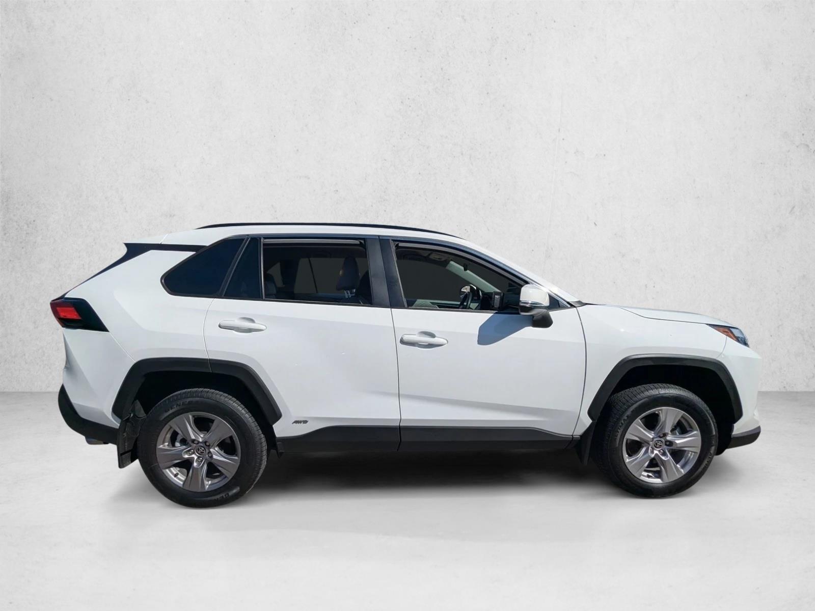 2022 Toyota RAV4 Hybrid XLE photo 3