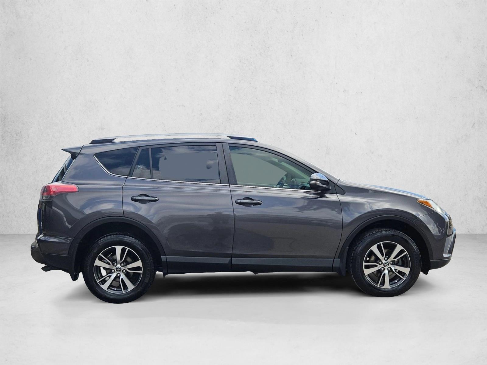 2017 Toyota RAV4 XLE photo 4