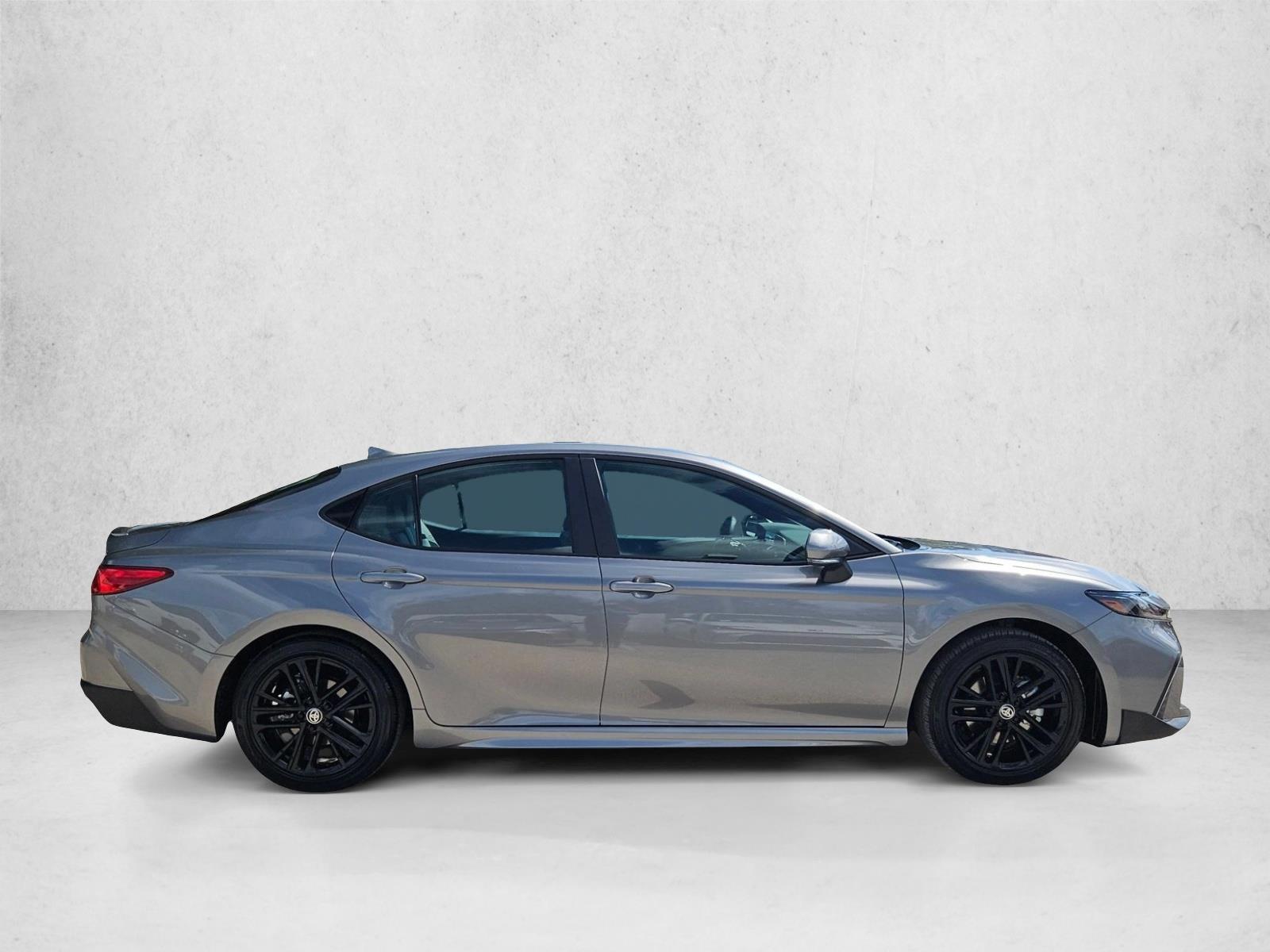 2025 Toyota Camry SE photo 4