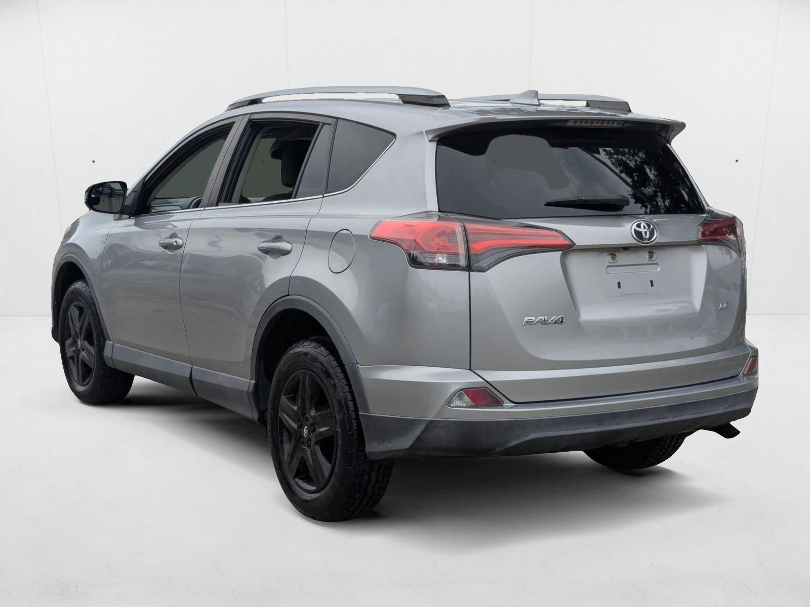 2018 Toyota RAV4 LE photo 3